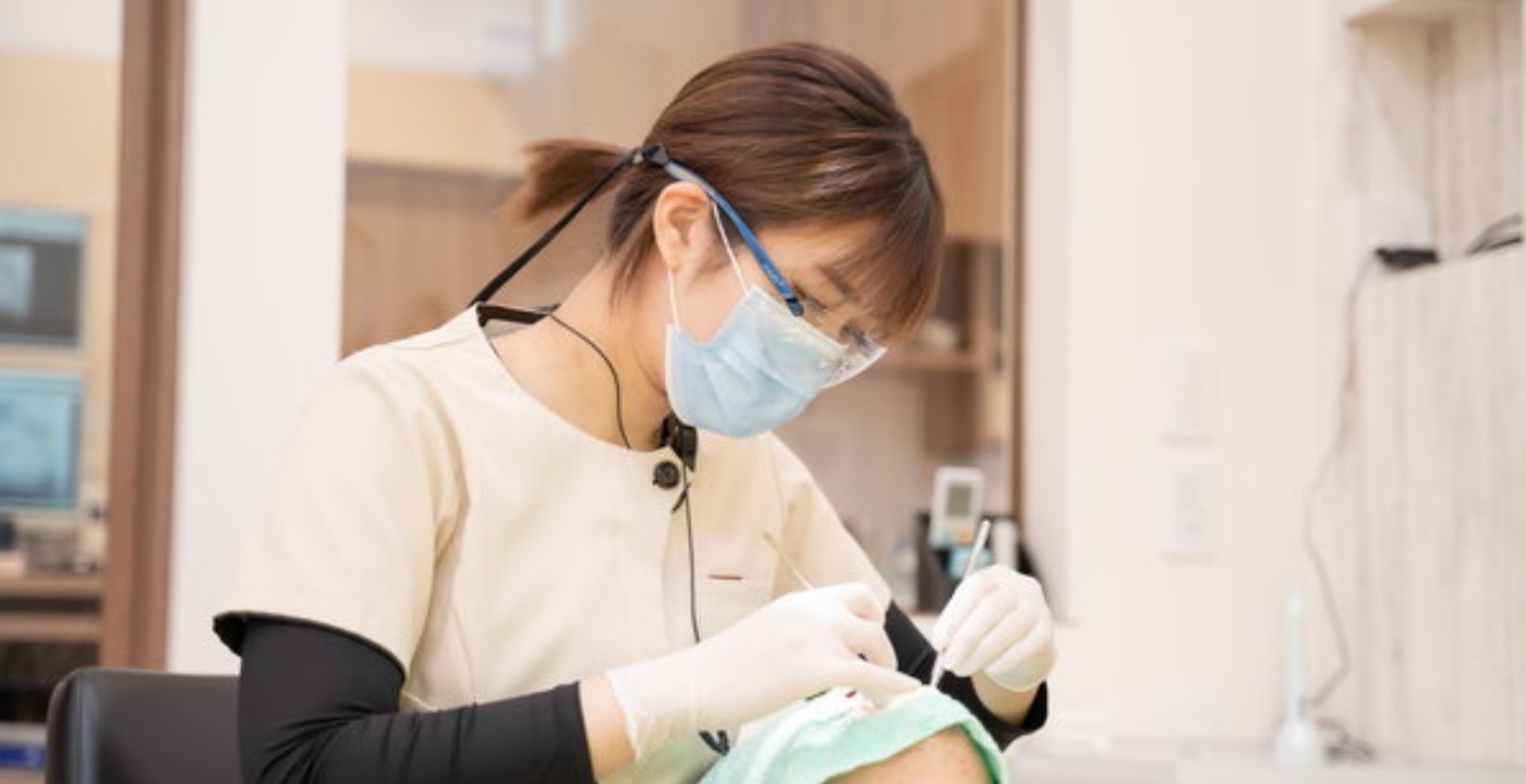 歯科医師が診療している様子