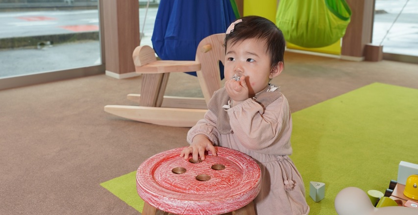 保育士が子供を見ている様子