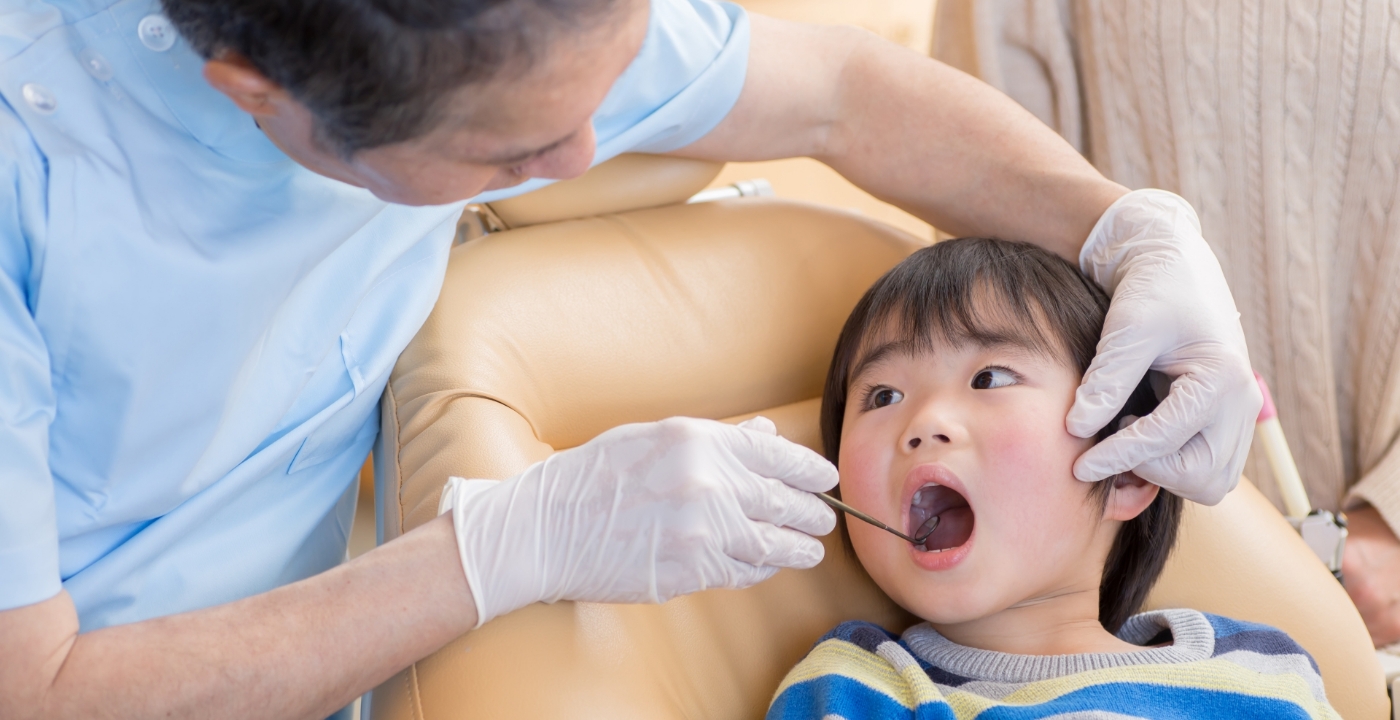 子供を治療している様子